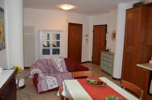 佩鲁贾Casa dei girasoli的客厅配有沙发和桌子