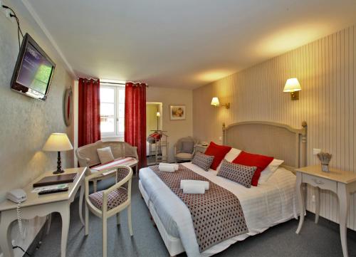 萨尔拉拉卡内达马德里加尔酒店的酒店客房设有一张大床和一张书桌。