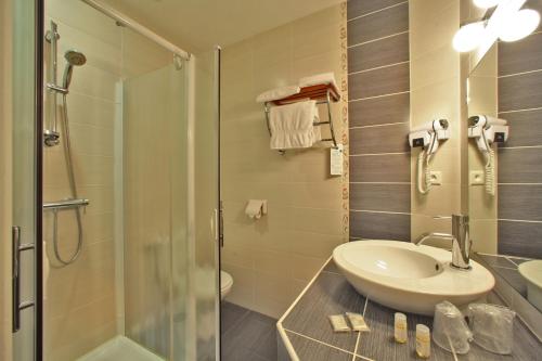 萨尔拉拉卡内达马德里加尔酒店的一间带水槽和淋浴的浴室