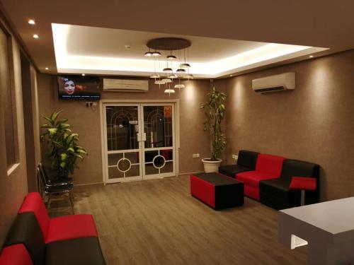 马斯喀特Sun City Hotel的客厅配有沙发和桌子