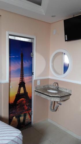 圣保罗YES情趣酒店（仅限成人）的浴室享有艾菲尔铁塔的景致。