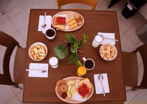 托雷翁Hotel del Bosque的一张木桌,上面放着食物盘