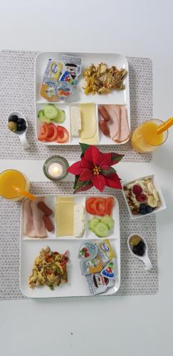 马斯特里赫特三萨酒店 的一张桌子,上面放着几盘食物