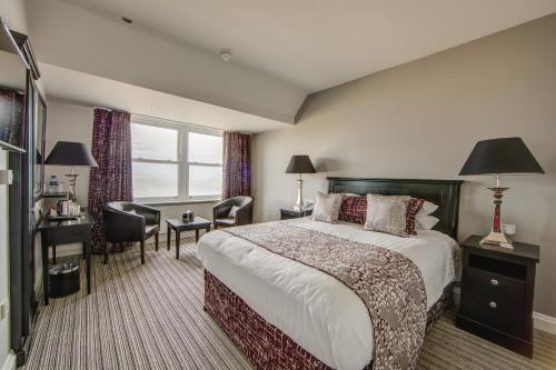 泰恩茅斯泰恩茅斯大酒店 的酒店客房,配有一张床、一张桌子和椅子