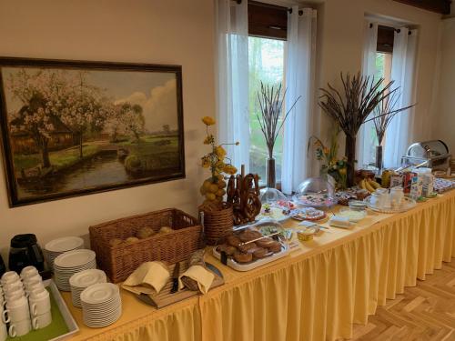KaupenLogierhaus Lehde的一张长桌子,上面有盘子和食物