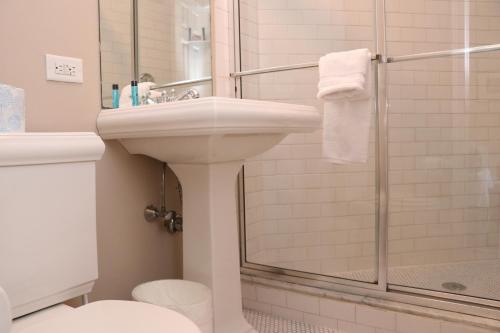 波士顿Heart of South End, Convenient, Comfy Studio #22的白色的浴室设有水槽和淋浴。