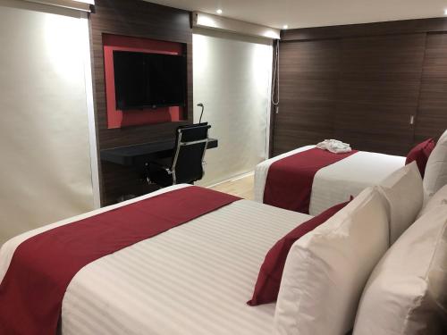 MC Suites Mexico City客房内的一张或多张床位