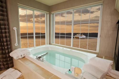 马科尔蒂奥Silver Cloud Hotel - Mukilteo Waterfront的带浴缸的浴室,享有海景