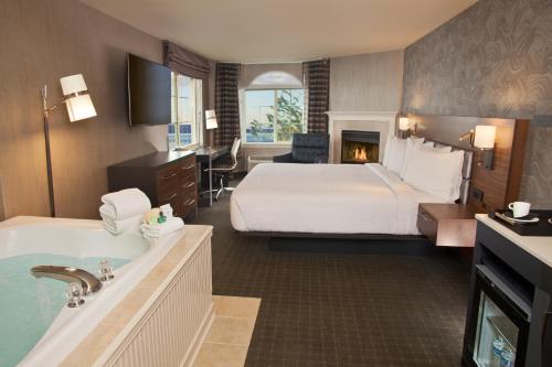 马科尔蒂奥Silver Cloud Hotel - Mukilteo Waterfront的酒店客房配有一张床和浴缸。