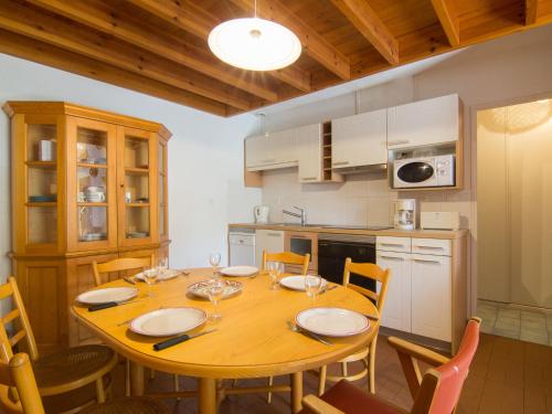 塞尼奥斯捷卡德塞尼奥斯勒佩纳度假屋的一间带木桌和椅子的厨房以及一间用餐室