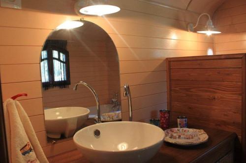 圣马迪拉莫拉如洛特“莱斯桑特”酒店的浴室设有大型白色水槽和镜子