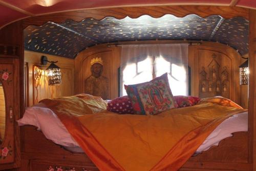 圣马迪拉莫拉如洛特“莱斯桑特”酒店的窗户客房内的天蓬床