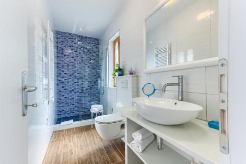 斯普利特St.Lucija的白色的浴室设有水槽和卫生间。