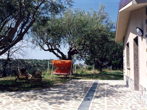 DrapiaHoliday Home Lulablu by Interhome的一条有椅子的道路和一棵树的背景