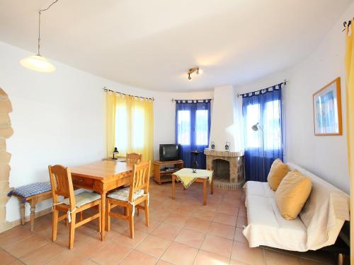 莫莱拉Holiday Home Pla del Mar by Interhome的客厅配有沙发和桌子