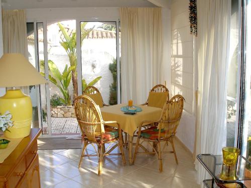 德尼亚Holiday Home Vicente by Interhome的一间带桌子和四把椅子的用餐室
