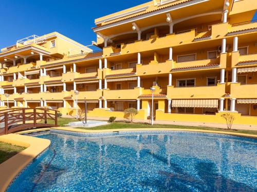 德尼亚Apartment Cascadas de la Marina-4 by Interhome的大楼前设有游泳池的酒店