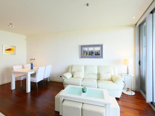 巴塞罗那巴塞罗那加西亚法利亚大道公寓的客厅配有白色的沙发和桌子