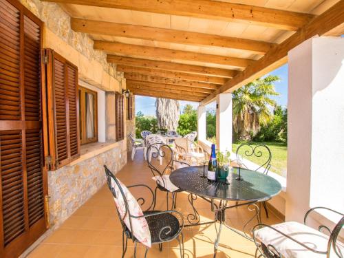 阿尔库迪亚Holiday Home Can Mateu by Interhome的户外庭院配有桌椅。