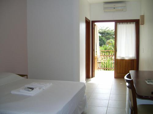 乌巴图巴德泰宾馆的卧室配有床、桌子和门