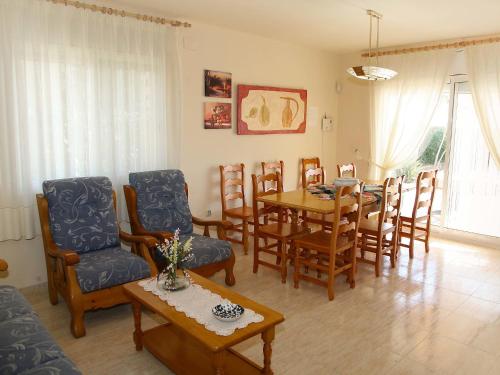 阿尔卡纳尔梅斯特尔阿尔卡纳尔度假屋的客厅设有餐桌和椅子