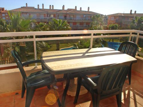 哈维亚Apartment La Senia by Interhome的阳台享有建筑景致,配有桌椅。