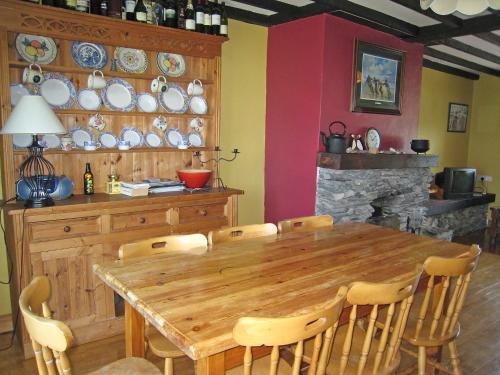 瓦伦西亚岛Holiday Home Seaside Cottages-1 by Interhome的一间带木桌和椅子的用餐室