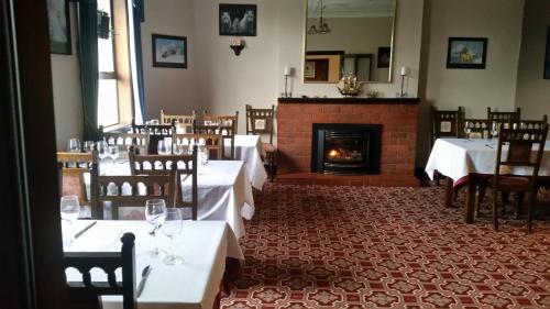 布拉夫福沃科思酒店的一间带桌子和壁炉的用餐室