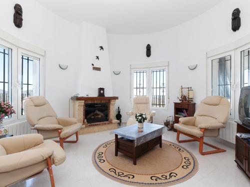 蒙特佩戈斯泰拉度假屋的客厅配有椅子、桌子和电视