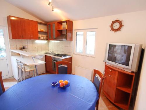 罗加克Holiday Home Ratimir by Interhome的厨房配有一张桌子,上面放着一碗水果