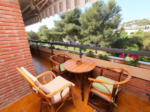 滨海托萨Apartment Rambla de Tossa by Interhome的阳台的天井配有桌椅
