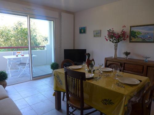 翁德尔Apartment Selvia Quetia by Interhome的用餐室配有带黄桌布的桌子
