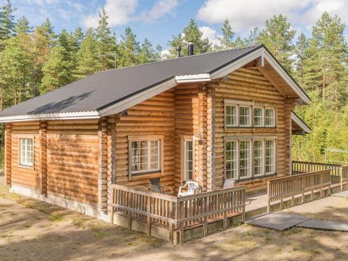 Vehmainen瓦卡米度假屋的小木屋设有门廊和甲板