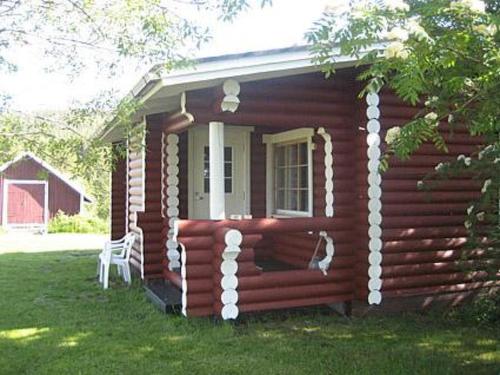 凯米耶尔维Holiday Home Tarvastupa by Interhome的小木屋前方设有白色球形