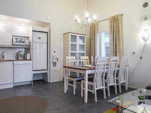 列维阿尔特列维达里度假屋的厨房以及带桌椅的用餐室。