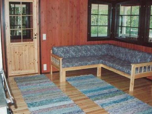 RantakyläHoliday Home 6333 by Interhome的客厅的沙发,有两块地毯