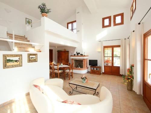 莫莱拉Villa Ca Toni by Interhome的客厅配有白色家具和壁炉