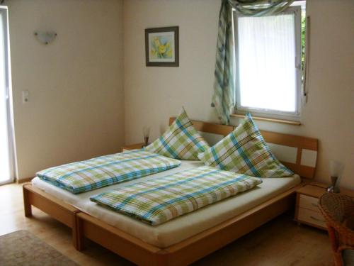Eußenheim菲特尼所斯旅馆的一张床上有两个枕头的房间