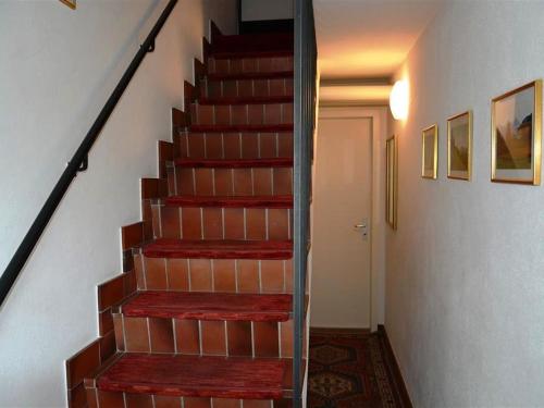 格施塔德Apartment Oberland Nr- 29 by Interhome的玻璃楼梯间房子的楼梯