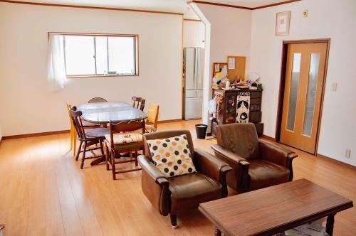 福井Farm Stay Ichirobee的客厅配有桌椅和沙发
