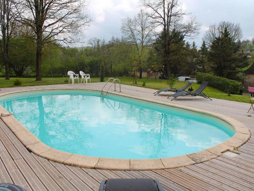 科利Holiday Home La Colinoise by Interhome的周围设有大型游泳池,配有椅子