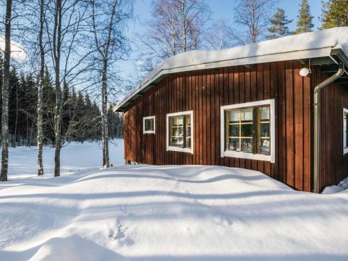 SavonrantaHoliday Home 2235 by Interhome的雪中的一个木屋