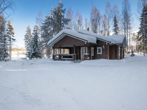 SavonrantaHoliday Home Villa kontio by Interhome的小木屋顶部有雪