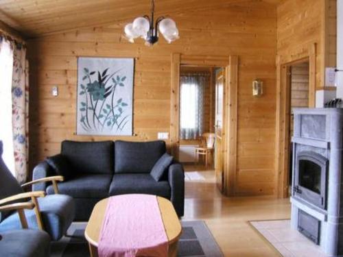 拉赫登佩拉Holiday Home Rusakko by Interhome的带沙发和壁炉的客厅
