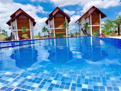蒂瑟默哈拉默Avonil Resort Yala的一座带2间小屋的度假游泳池