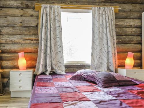 Pirttikoski克劳恩提拉度假屋的一间卧室设有一张床和一个窗口