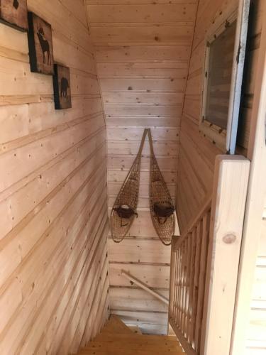 SteningeWalden Cabin的小木屋内的一个房间,有两个挂篮