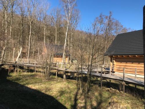 SteningeWalden Cabin的森林旁的木屋