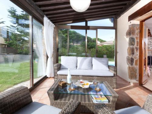 卡隆赫Holiday Home Origami by Interhome的庭院配有白色沙发和玻璃桌。