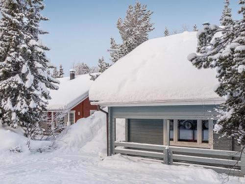 锡尔卡Holiday Home Kiehislevi a by Interhome的屋顶上积雪的房子